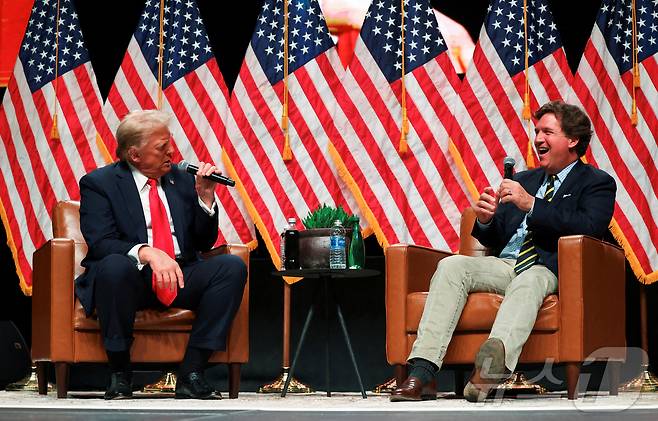 지난 2024년 10월 31일(현지시간) 도널드 트럼프 당시 공화당 대선후보(왼쪽)와 보수 논객 터커 칼슨이 대담을 하는 모습. 2024.10.31 ⓒ 로이터=뉴스1