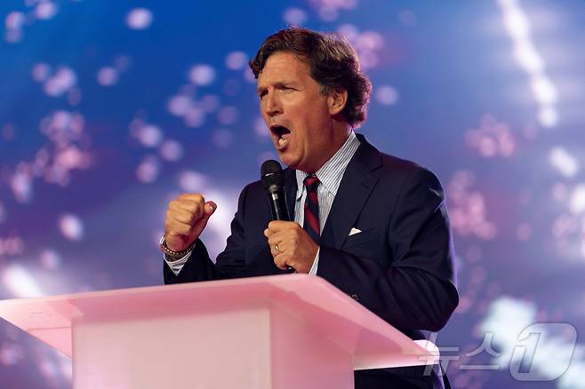 미국 폭스뉴스 출신 보수 논객 터커 칼슨이 지난해 12월 18일 미국 애리조나주 피닉스에서 열린 찰리 커크 사망 이후 첫 번째 터닝 포인트 USA 정상회의인 아메리카 페스트에서 연설하고 있다. 2025.12.18. ⓒ 로이터=뉴스1