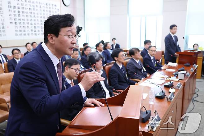 송경호 전 서울중앙지검장이 지난 16일 서울 여의도 국회 윤석열정권정치검찰조작기소의혹사건진상규명국정조사특별위원회에서 열린 대장동·김용 전 민주연구원 부원장·위례신도시 조작기소 의혹 사건 청문회에서 의원 질의에 답변하고 있다. 2026.4.16 ⓒ 뉴스1 신웅수 기자