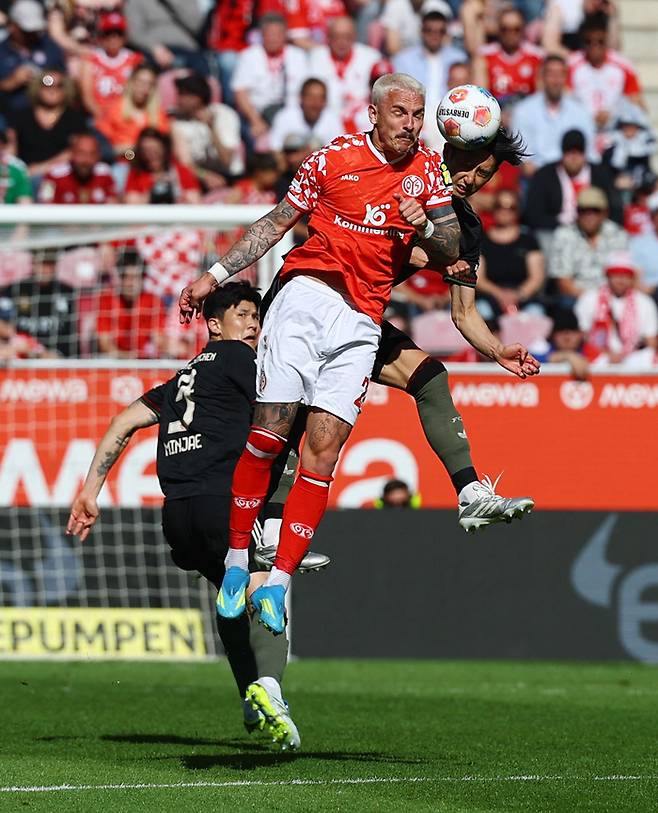 바이에른 뮌헨의 김민재(왼쪽)가 26일(한국시간) 독일 마인츠에 있는 메바 아레나에서 펼쳐진 마인츠와 2025~2026시즌 독일 분데스리가 31라운드 원정 경기에서 상대 필립 티에츠와 볼 다툼하고 있다. 사진 | 마인츠=로이터연합뉴스