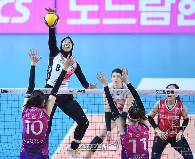 정관장 메가가 2일 인천 삼산월드체육관에서 열린 2024~2025 V-리그 여자부 챔피언 결정전 2차전 흥국생명과 경기에서 스파이크를 날리고 있다.  2025. 4. 2. 삼산 | 최승섭기자 thunder@sportsseoul.com