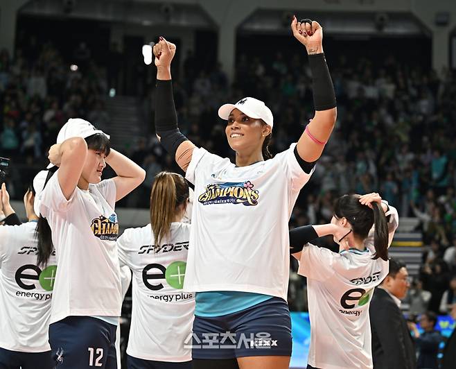 GS칼텍스 실바가 5일 서울 장충체육관에서 열린 2025~2026 V-리그 여자부 챔피언결정전 3차전 한국도로공사와 경기 승리 후 환호하고 있다.  2026. 4. 5. 장충 | 최승섭기자 thunder@sportsseoul.com