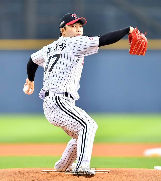 LG 김윤식이 서울 잠실구장에서 열린 2024 KBO리그 KIA전에 선발 등판해 역투하고 있다. 사진 | 스포츠서울  DB