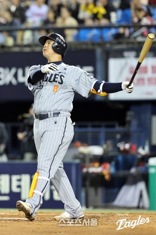 한화 노시환이 23일 서울 잠실구장에서 열린 2026 KBO리그 정규시즌 LG전에서 홈런을 치고 있다. 사진 | 한화 이글스