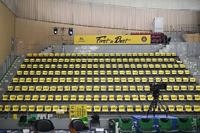 26일 용인실내체육관에서 열린 BNK금융 2025~2026 여자프로농구 챔피언결정전 3차전 KB와 삼성생명 경기 시작 전 노란 티셔츠가 원정석에 놓여있다. 사진 | WKBL