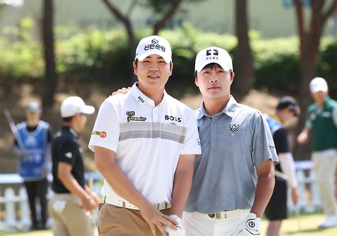 해외투어를 마치고 돌아온 장유빈과 해외에서 활약 중인 김민규가 포즈를 취하고 있다. 사진 | KPGA