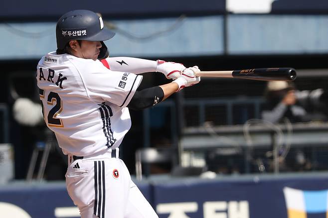 두산 박준순이 26일 잠실구장에서 열린 2026 KBO리그 정규시즌 LG와 경기에서 안타를 치고 있다. 사진 | 두산 베어스