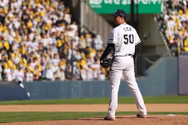 두산 이영하가 26일 잠실구장에서 열린 2026 KBO리그 정규시즌 LG전에서 포수와 사인을 교환하고 있다. 사진 | 두산 베어스
