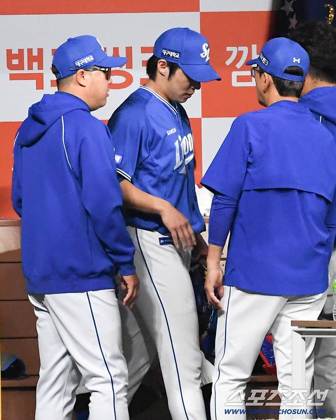 25일 서울 고척스카이돔에서 열린 키움과 삼성의 경기. 3회 이닝을 마친 삼성 원태인 상태를 살피는 박진만 감독. 고척=박재만 기자 pjm@sportschosun.com/2026.04.25/