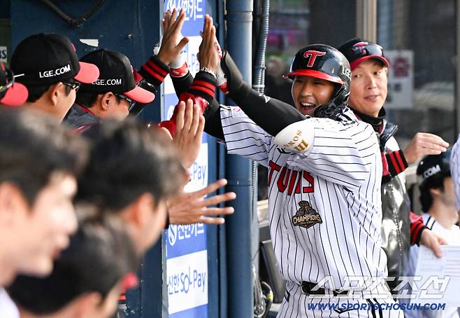 22일 잠실구장에서 열린 LG와 한화의 경기. 2회말 2사 1루 LG 송찬의가 투런포를 날린 뒤 환호하고 있다. 잠실=박재만 기자 pjm@sportschosun.com/2026.04.22/