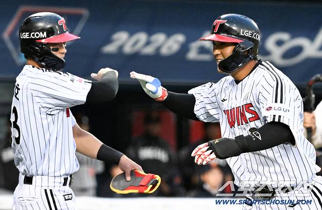 22일 잠실구장에서 열린 LG와 한화의 경기. 2회말 2사 1루 LG 송찬의가 투런포를 날린 뒤 환호하고 있다. 잠실=박재만 기자 pjm@sportschosun.com/2026.04.22/