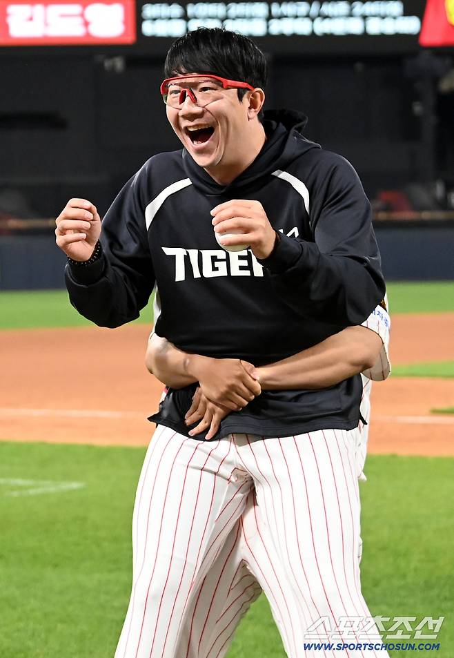 "야 뭐야~" 홍민규에게 허리를 잡힌 양현종이 물이 가득 든 아이스박스를 든 후배들의 모습에 깜짝 놀랐다. 광주=허상욱 기자