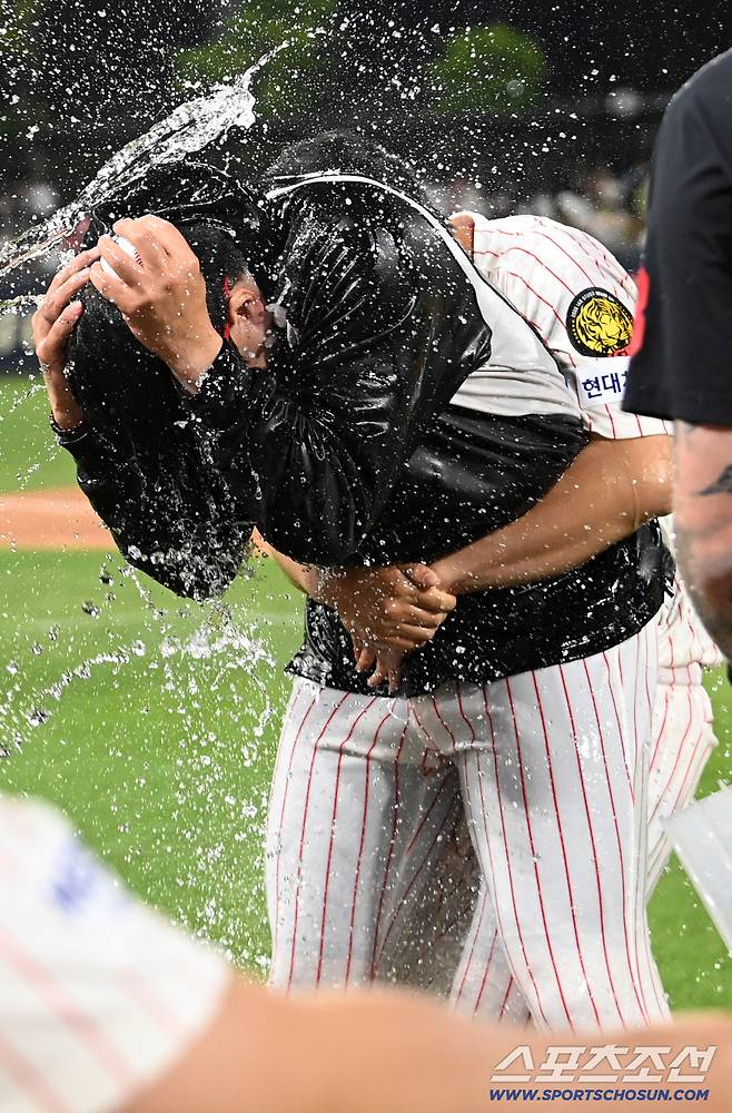 KBO 역대 최초 개인 통산 2200 탈삼진과 승리투수가 된 양현종이 축하 물세례를 받고 있다.