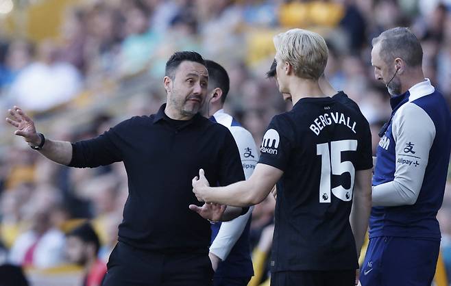 베리발에게 주문하고 있는 데 제르비 감독   로이터  <저작권자(c) 연합뉴스, 무단 전재-재배포, AI 학습 및 활용 금지>