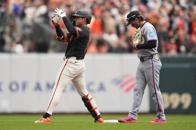San Francisco Giants' Jung Hoo Lee, left, reacts after hitting a double next to Miami Marlins first baseman Connor Norby during the second inning of a baseball game Saturday, April 25, 2026, in San Francisco. (AP Photo/Jeff Chiu)        <저작권자(c) 연합뉴스, 무단 전재-재배포, AI 학습 및 활용 금지>