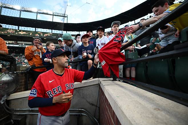 Boston Red Sox manager Alex Cora, foreground, gives autographs to fans before a baseball game against the Baltimore Orioles, Friday, April 24, 2026, in Baltimore. (AP Photo/Nick Wass)







<저작권자(c) 연합뉴스, 무단 전재-재배포, AI 학습 및 활용 금지>