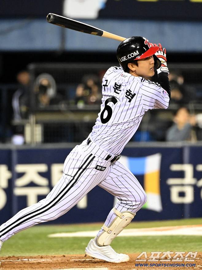 2일 잠실야구장에서 열린 KIA와 LG의 경기. 4회말 1사 만루 LG 구본혁이 내야땅볼로 3루주자를 불러들이고 있다. 잠실=허상욱 기자wook@sportschosun.com/2026.04.02/