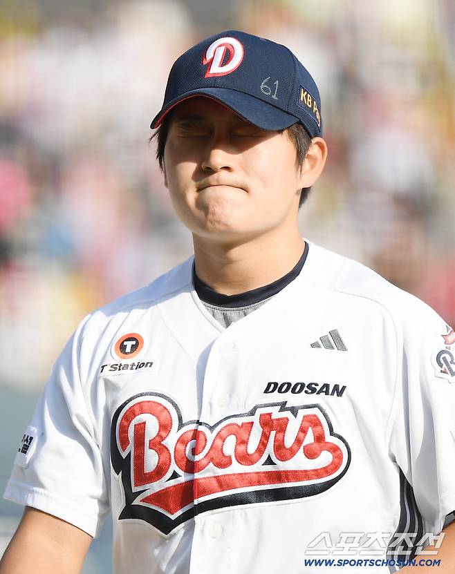 19일 서울 잠실구장에서 열린 KIA-두산전. 8회초 2사 2, 3루 위기를 넘긴 김택연이 안도하고 있다. 잠실=정재근 기자 cjg@sportschosun.com/2026.4.19/