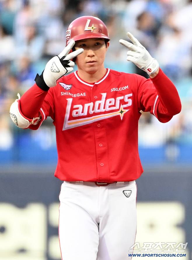 22일 대구삼성라이온즈파크에서 열린 SSG와 삼성의 경기.  1회초 SSG 박성한이 안타를 치고 기뻐하고 있다. 박성한은 이 안타로 개막 20경기 연속안타 기록을 이어갔다. 대구=허상욱 기자wook@sportschosun.com/2026.04.22/