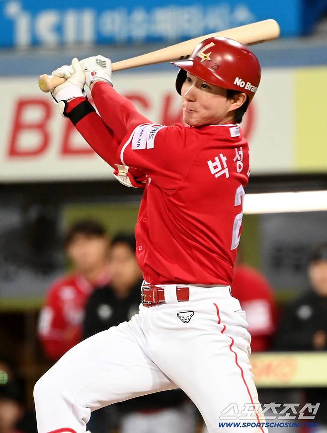 23일 대구삼성라이온즈파크에서 열린 SSG와 삼성의 경기. 8회초 박성한이 안타를 치고 있다. 대구=허상욱 기자wook@sportschosun.com/2026.04.23/