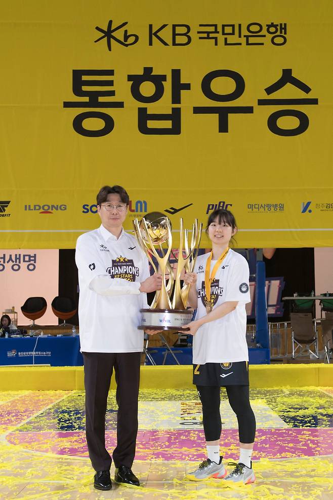KB스타즈 김완수 감독(왼쪽)과 챔프전 MVP 허예은이 26일 용인실내체육관에서 열린 여자농구 챔피언 결정전 3차전 승리로 역대 3번째 통합우승을 달성한 후 우승 트로피를 함께 들고 기뻐하고 있다. 사진제공=WKBL