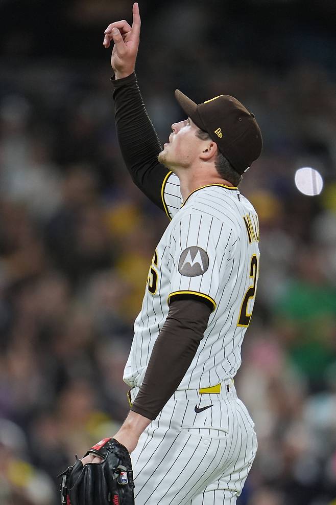 San Diego Padres pitcher Mason Miller celebrates after the Padres defeated the Seattle Mariners 5-2 in a baseball game Thursday, April 16, 2026, in San Diego. (AP Photo/Gregory Bull)







<저작권자(c) 연합뉴스, 무단 전재-재배포, AI 학습 및 활용 금지>