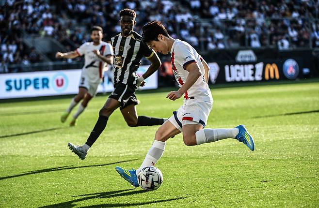 Paris Saint-Germain's South Korean midfielder #19 Lee Kang-in runs with the ball  during the French L1 football match between SCO Angers and Paris Saint-Germain (PSG) at the Stade Raymond-Kopa in Angers, western France, on April 25, 2026. (Photo by Sebastien Salom-Gomis / AFP)







<저작권자(c) 연합뉴스, 무단 전재-재배포, AI 학습 및 활용 금지>