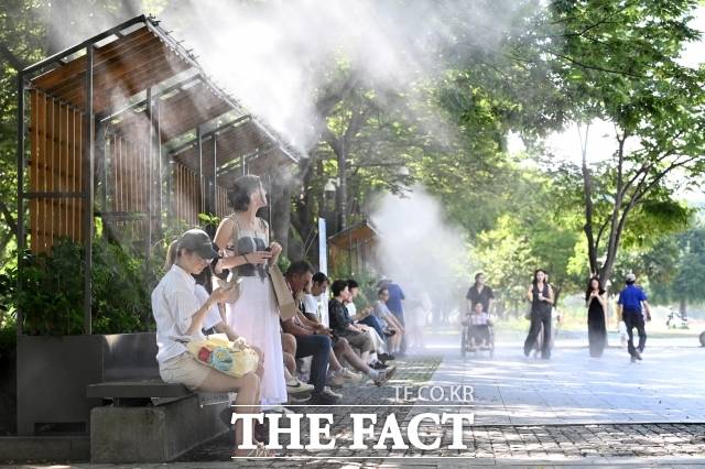 일요일인 26일은 전국이 초여름 수준의 따뜻한 날씨를 보이겠지만 내륙을 중심으로 낮과 밤의 기온차가 20도 안팎으로 크겠다. /서예원 기자