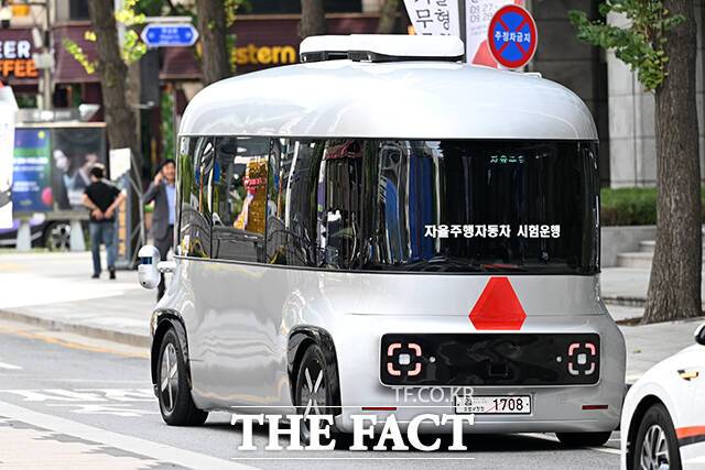 운전석 없는 자율주행셔틀이 서울 종로구 청계천 일대에서 시험운행을 하고 있다. /서예원 기자