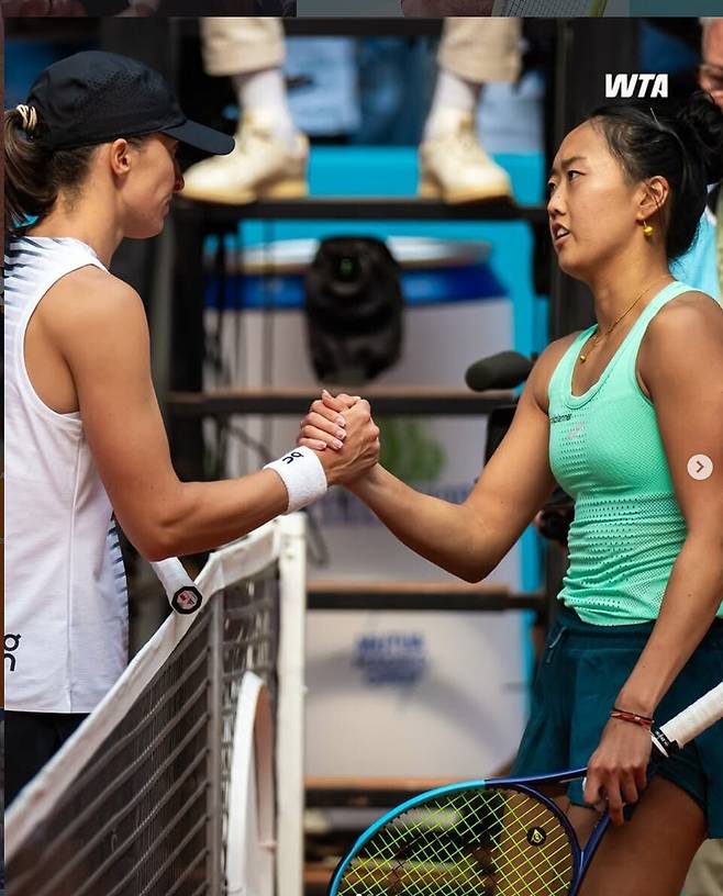 경기 후 서로 악수하는 시비옹테크와 리. 마드리드오픈 SNS