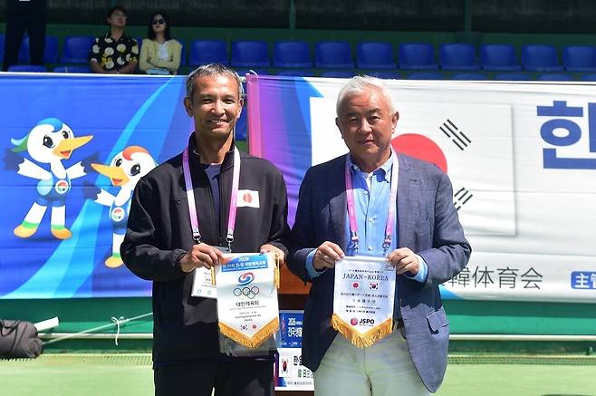 일본 시마다 타카유키 감독과 주원홍 회장.