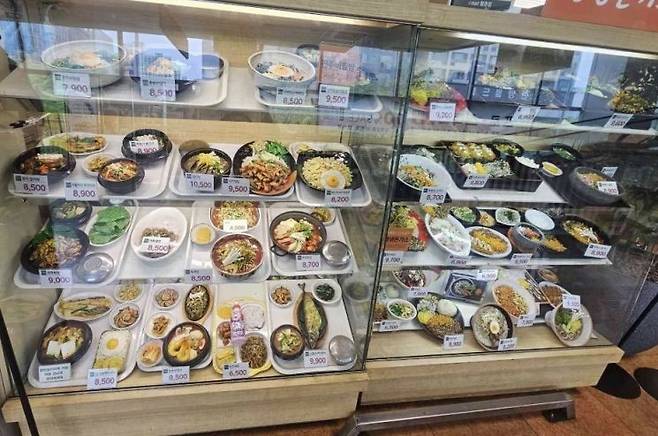 한 백화점 푸드코트 유리 진열창에 놓인 플라스틱 음식 샘플. 다이닝코드 홈페이지 캡처