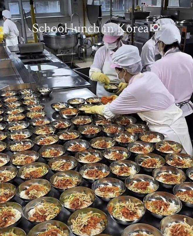 일본 인플루언서가 경기 용인의 한 고등학교에 방문해 급식을 소개하는 영상을 올렸다. 인스타그램