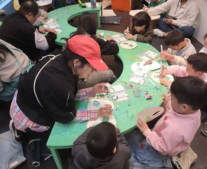 성동구는 민관협력 기반 맞춤형 독서 양육 코칭 프로그램 ‘함께 읽는 책, 함께 자리는 꿈’을 운영한다. 가족 참여형 문화 체험으로 진행된 미술 활동 모습. 성동구 제공.
