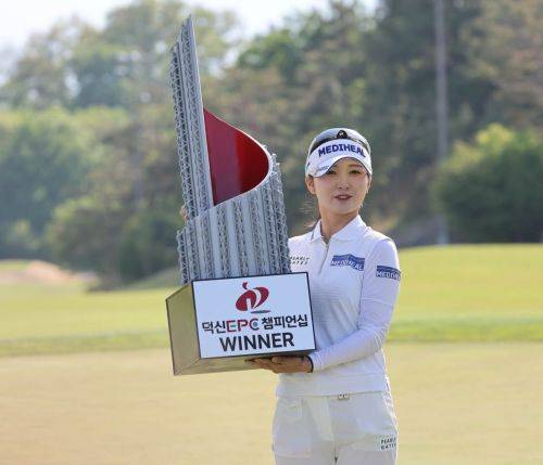 이예원이 덕신EPC 챔피언십에서 통산 10승을 달성한 뒤 트로피를 들고 포즈를 취하고 있다. KLPGA 제공