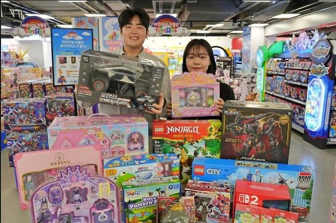 대형마트 휴무일, 이마트·롯데마트·홈플러스·코스트코 ‘완구 사볼까?’=이마트·롯데마트·홈플러스·코스트코 등 대형마트가 이번 주는 의무 휴무일인 가운데, 대부분 문을 닫고 쉬는 날이다. 일부 문을 연 점포들은 각사별 특색있는 할인행사에 돌입한다. 이마트는 ‘바비큐 파티’행사를, 롯데마트는‘완구 할인’ 행사를, 홈플러스는 ‘나들이 먹거리’ 할인를 진행한다. ©사진=롯데마트: 대형마트 휴무일? 이마트·롯데마트·홈플러스‧코스트코 등 마트 휴무일, 쉬는날&nbsp;