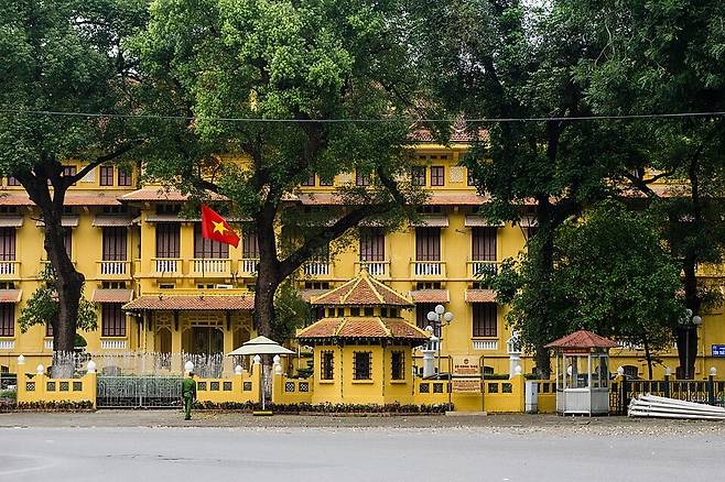 하노이 한복판에 위치한 노란색의 베트남 외교부 건물. 유명환 전 외교부 장관은 베트남을 외교의 중요성을 잘 아는 나라라고 평가했다./위키백과