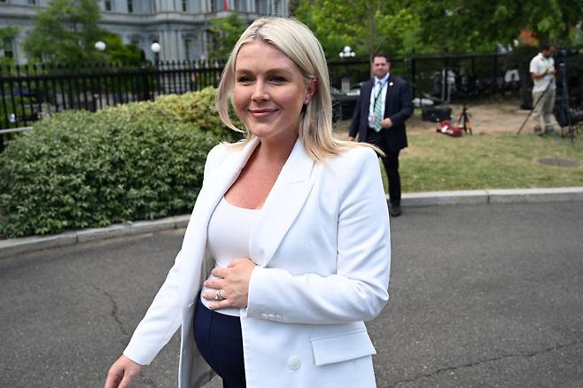 캐롤라인 레빗 백악관 대변인이 24일 기자들과 만나 브리핑을 하고 있는 모습. /AFP 연합뉴스