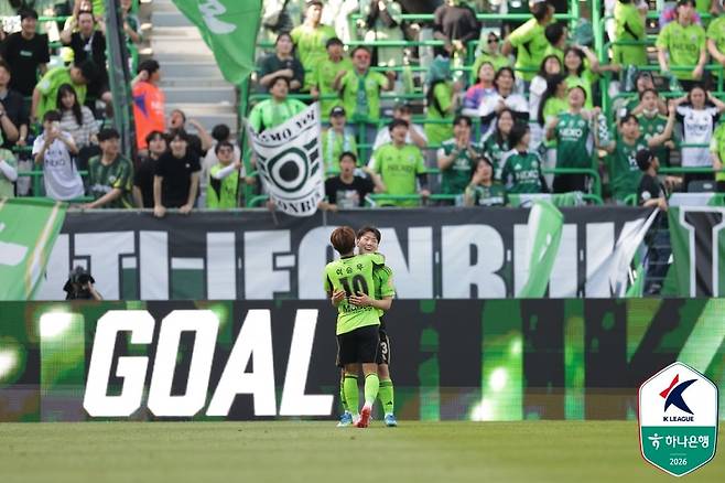 26일 전주월드컵경기장에서 열린 2026 K리그1 10라운드 전북과 포항의 경기에서 경기 종료 직전 결승골을 터트린 강상윤이 이승우와 함께 기뻐하고 있다./프로축구연맹