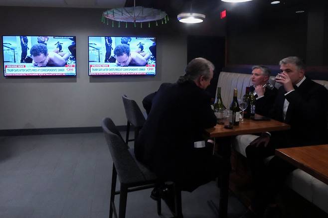 26일 미국 워싱턴 D.C.에서 열린 백악관 기자협회 연례 만찬 행사 장소에서 용의자 콜 토마스 앨런과 관련된 총격 사건 순간을 담은 뉴스 방송. /연합뉴스