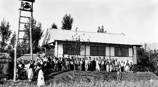 공주 농업학교 인근의 주일학교. 왼쪽의 높은 사다리 위에 예배 시간을 알리는 종이 걸려 있다. 사진=임옅철 박사