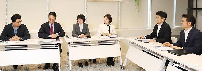 20일 동아일보 독자위원회는 미국과 이란 전쟁, 재판소원제, 방탄소년단(BTS) 컴백 공연 등과 관련된 보도 내용을 두고 토론했다. 왼쪽부터 권석준 이준웅 위원, 이선애 위원장, 최은봉 석병훈 정원수 위원. 신원건 기자 laputa@donga.com