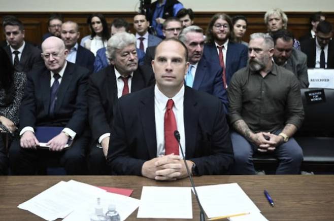 전직 정보요원 데이비드 그루시가 2023년 미국 의회 청문회에서 정부가 추락한 우주선과 비인간 생물체를 숨기고 있다고 증언하고 있다. Brendan Smialowski, AFP 제공