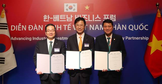 이호성(왼쪽부터) 하나은행장과 김복환 한국해외인프라도시개발지원공사(KIND) 사장, 레 응옥 럼 BIDV 은행장이 지난 23일 베트남 하노이에서 개최된 ‘한국-베트남 비즈니스 포럼’에서 기념촬영을 하고 있다. [하나은행 제공]