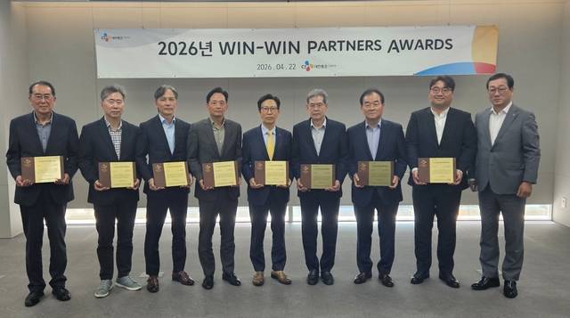 CJ대한통운 건설부문 우수협력사 시상식에서 우수협력사 대표들과 민영학(오른쪽 첫번쨰) CJ대한통운 건설부문 대표이사가 기념 촬영을 하고 있다. [CJ 대한통운 건설부문 제공]