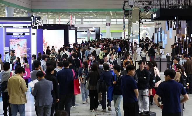 지난 22일 서울 영동대로 코엑스에서 개막한 월드IT쇼에서 관람객들이 부스를 둘러보고 있다. 뉴시스