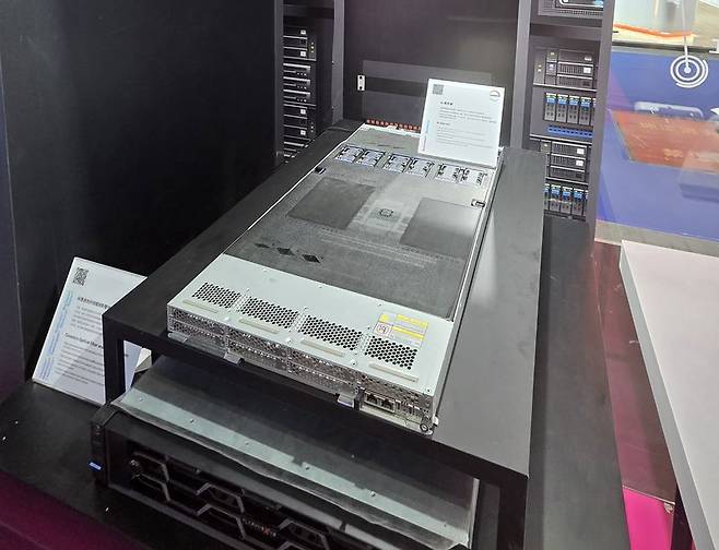 '차이나플라스 2026' 코베스트로 부스에 전시된 AI 서버. 사진=구자윤 기자