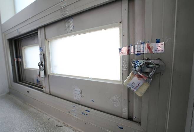 과천 국가고시센터 창문 보안시설 모습. 인사혁신처