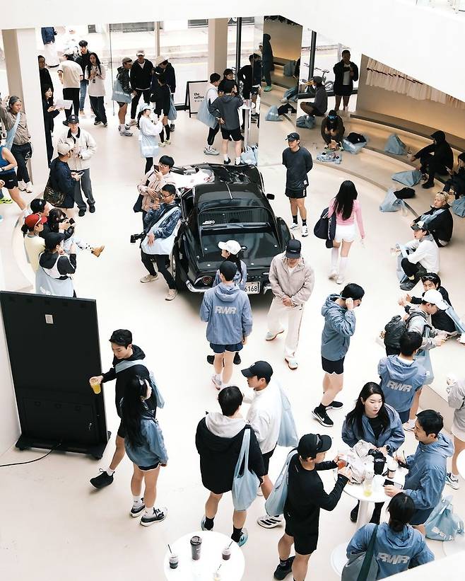 지난 11~19일 서울 크림 도산 플래그십 스토에서 진행된 '런위더(RUNWHITHER) × 레디 팝업' 현장이 사람들로 붐비고 있다. 네이버 크림 제공