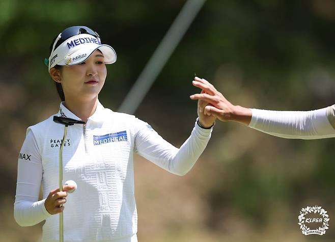 이예원이 26일 충북 충주 킹스데일GC에서 열린 '덕신 EPC 챔피언십' 파이널 라운드 4번홀에서 버디를 기록한 뒤 캐디와 하이파이브를 하고 있다. KLPGA 제공